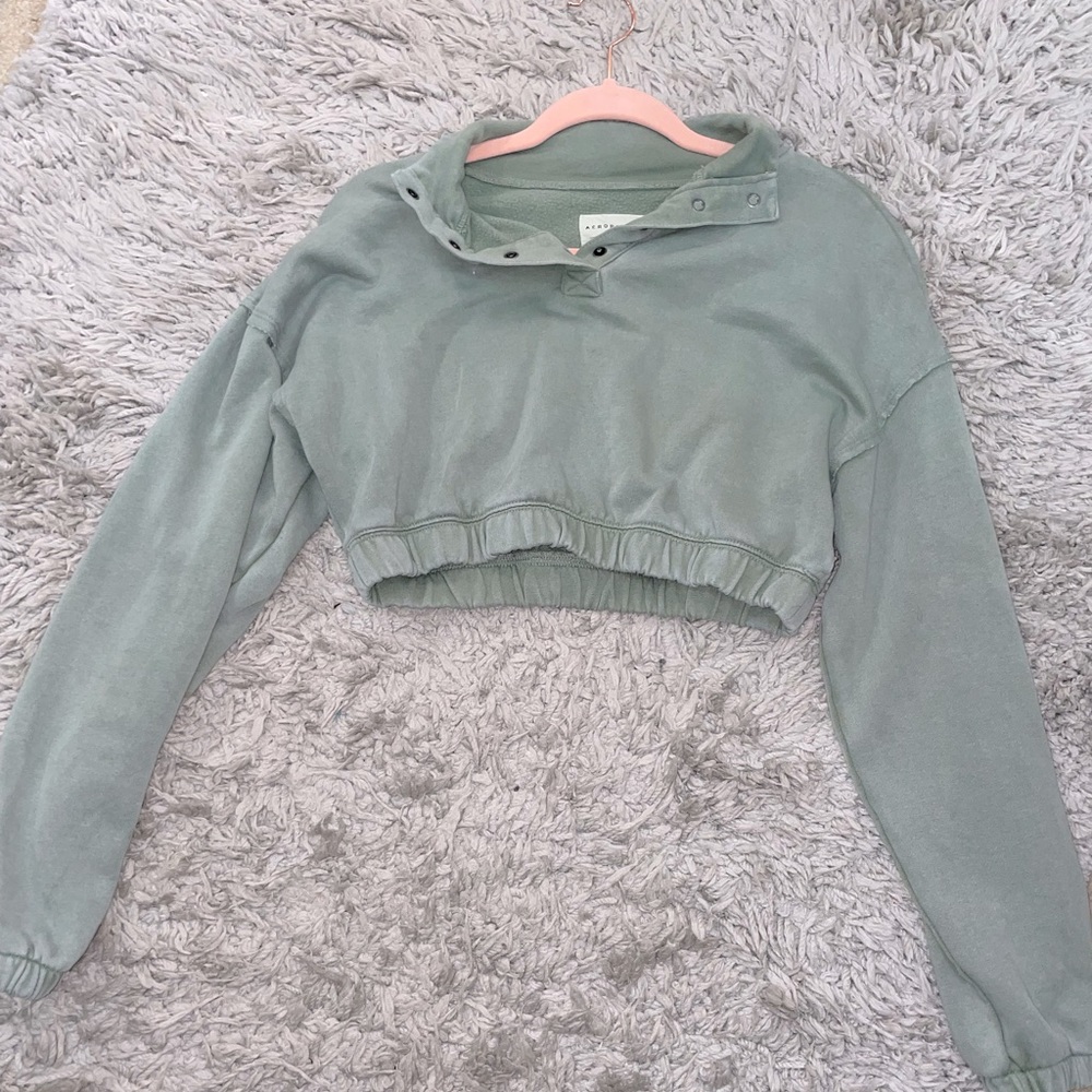 Olive green cropped sweatshirt with buttons for collar adjusting . Super comfy!